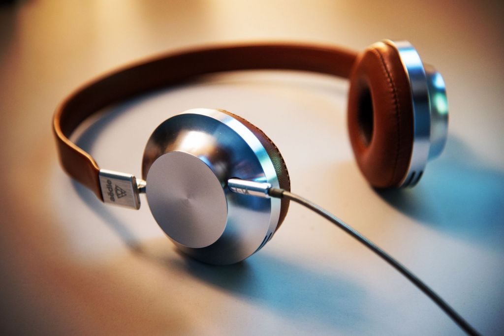 screenwriting-podcasts-headphones-lee-campbell-GI6L2pkiZgQ-unsplash